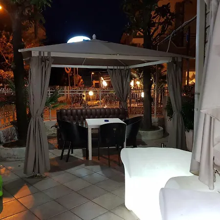 Emanuela Ξενοδοχείο 2*